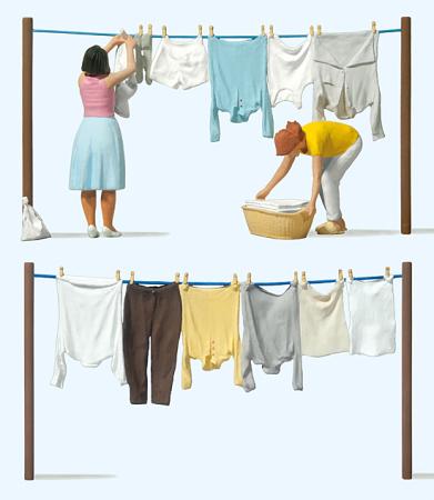 Preiser Frauen beim Wäscheaufhängen