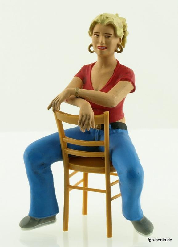 Preiser Junge Frau, sitzend, Stuhl