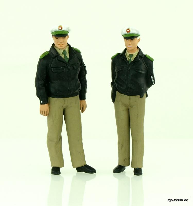 Preiser Polizisten stehend, grüne Uniform, BRD