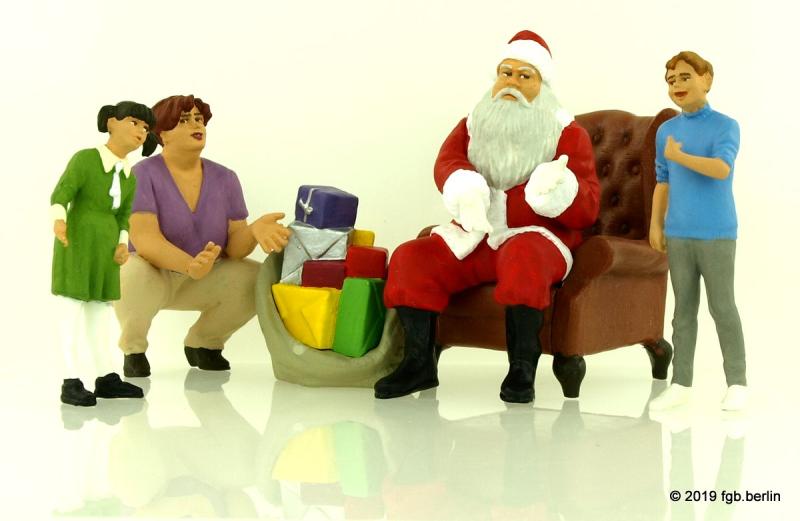 Preiser Weihnachtsmann in Sessel mit Mutter und Kindern